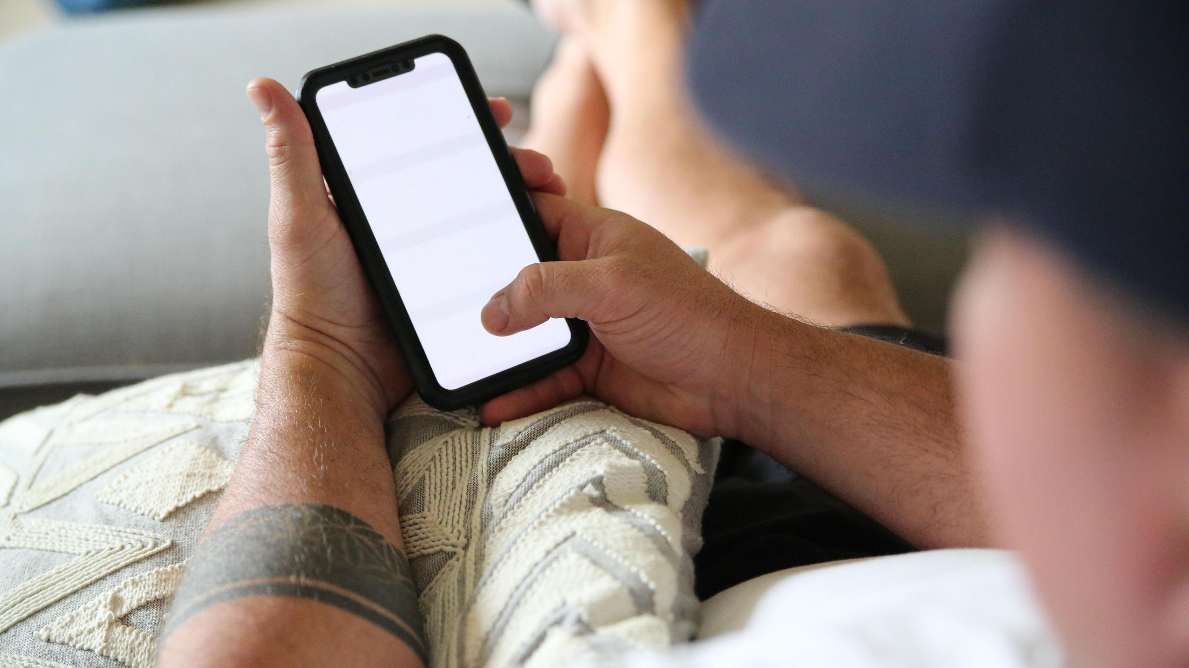 Telstra outage shuts down trains, hampers emergency calls across Australia
