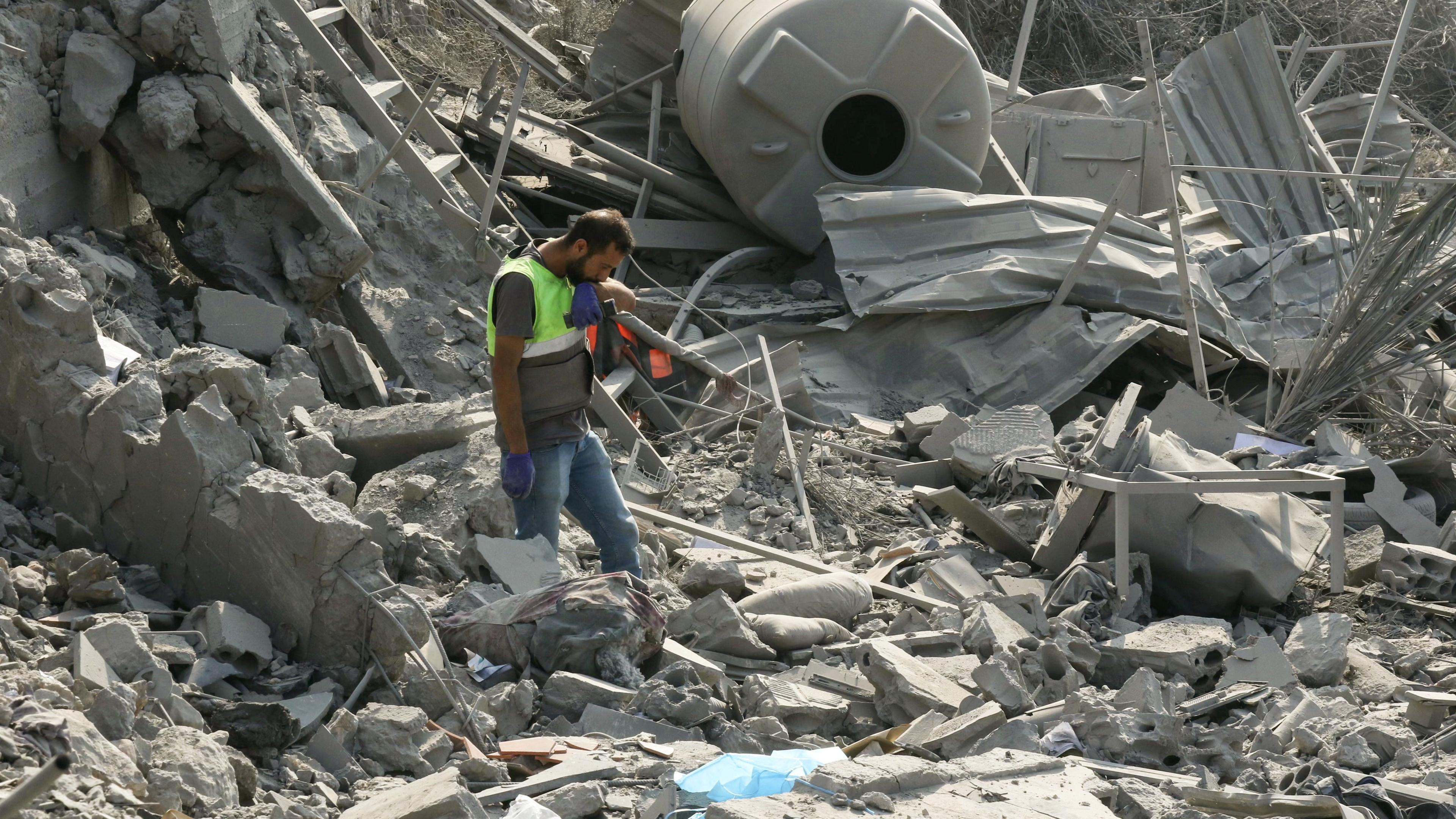 Eleven civilians die in Israeli air raids on southern Lebanon