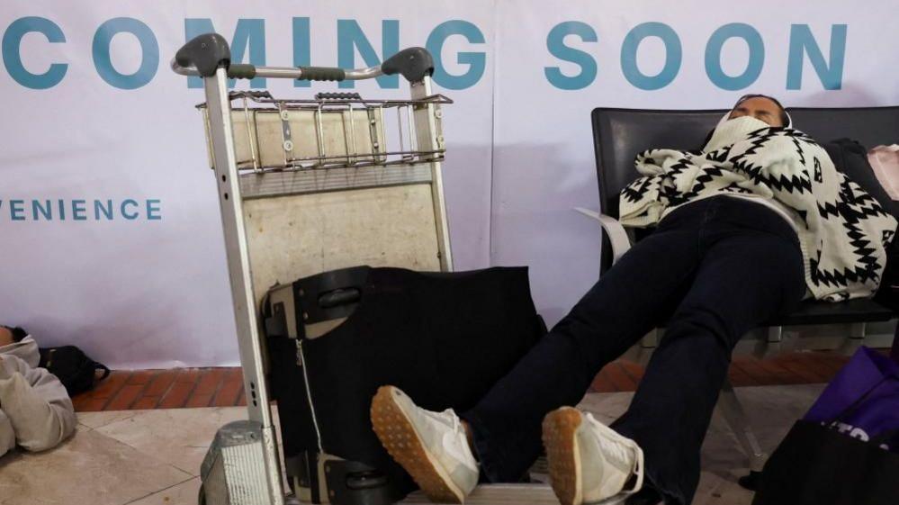 Indonesian volcano eruption leaves 270,000 stranded as airports stay closed