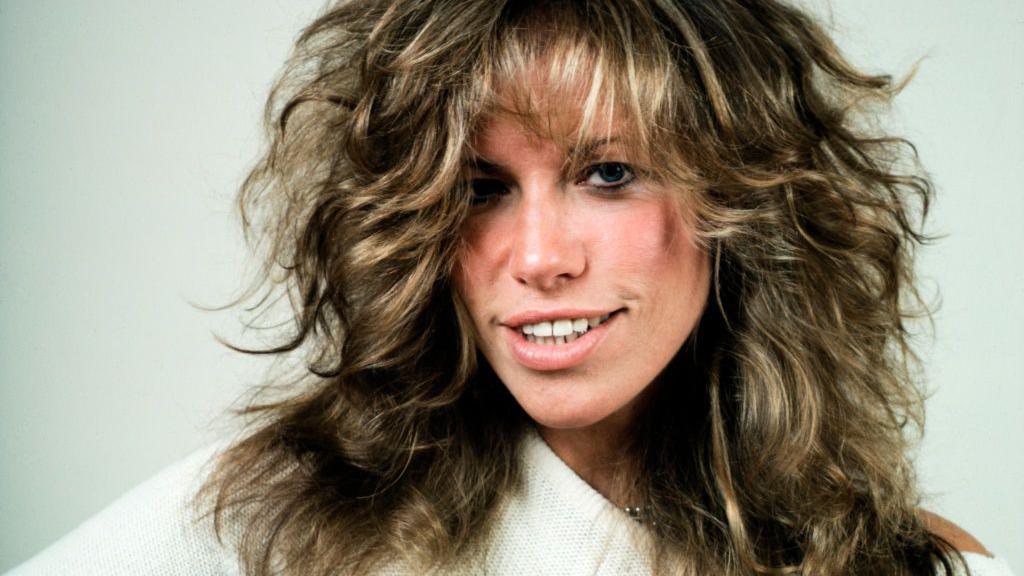 Carly Simon Announces Parkinson’s Diagnosis, Aims to Keep Singing