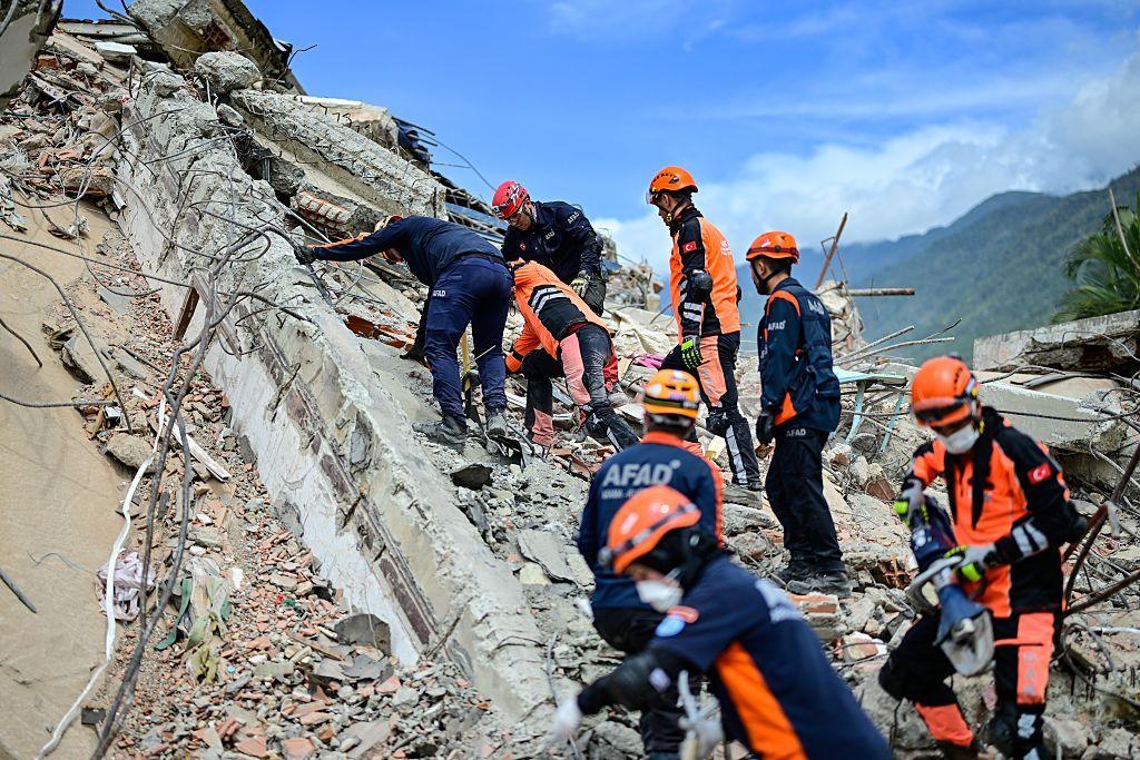 Rescuers Turn to Dogs, Drones and Sound Detectors to Find Survivors after Venezuela Earthquakes