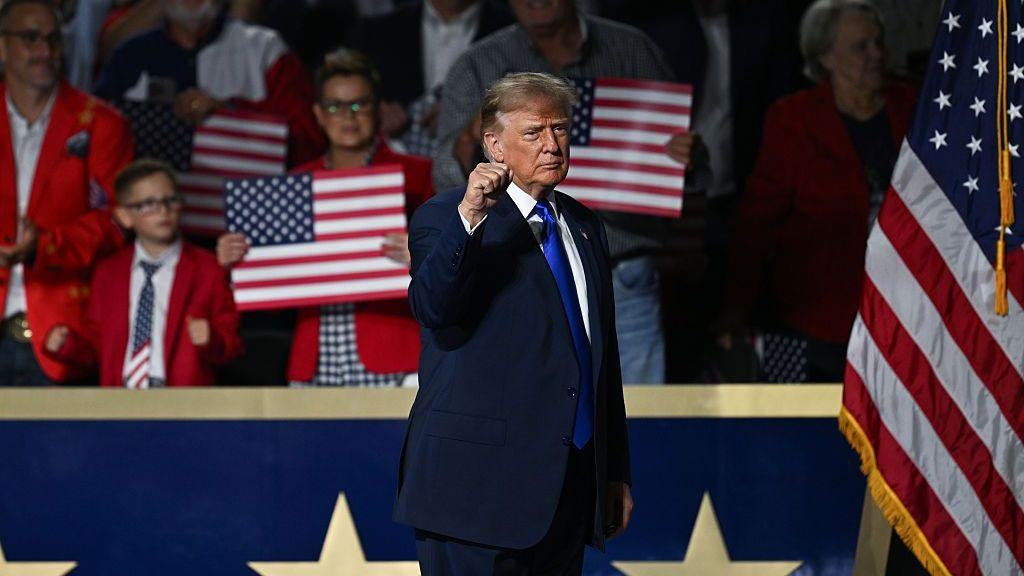 Donald Trump Promises $5,000 to Every American and Rallies MAGA Crowd at Mid‑Terms Convention