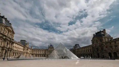 Louvre Museum Closes Following Jewelry Heist in Paris