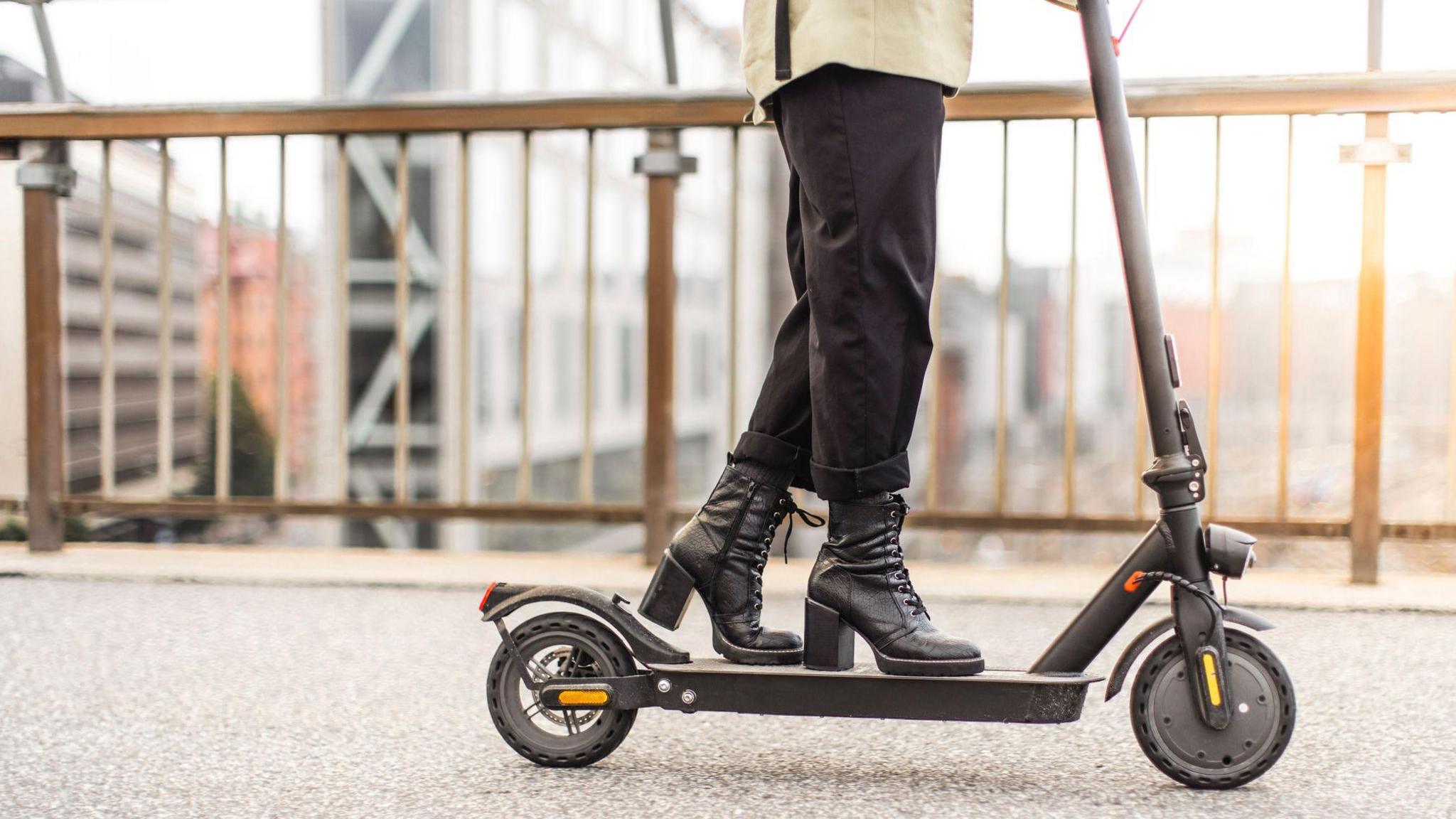 Paris Ramps Up Scooter Safety – Helmets and High‑Vis Vests Now Mandatory