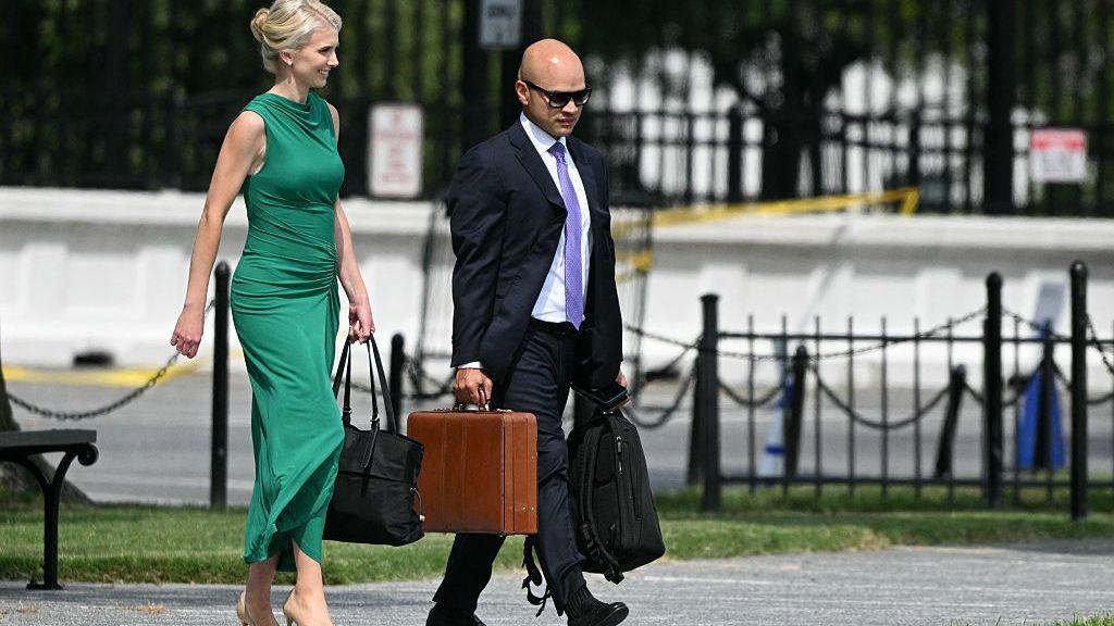 Trump Gives $157,000 in Cash Gifts to Four White House Aides