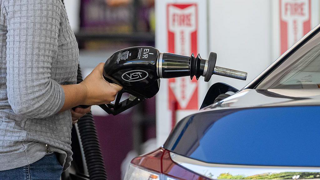 Oil Surges Above $100 a Barrel Amid Middle East Tensions