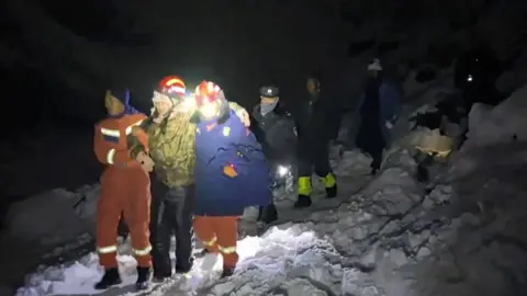 Massive Blizzard Strands 580 Hikers on Everest; Rescue Operations Underway