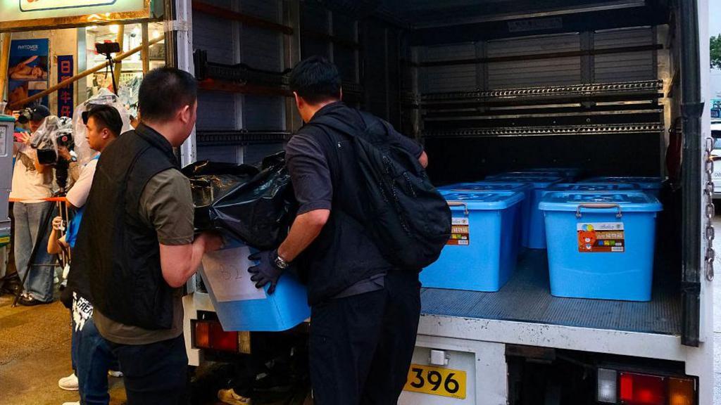 Hong Kong Police Raid Two Bookshops, Arrest Five Over ‘Seditious’ Books