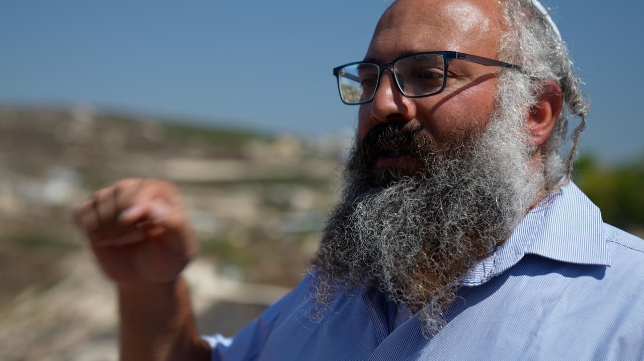 Settlers besiege Palestinian families in West Bank village: Residents demand aid