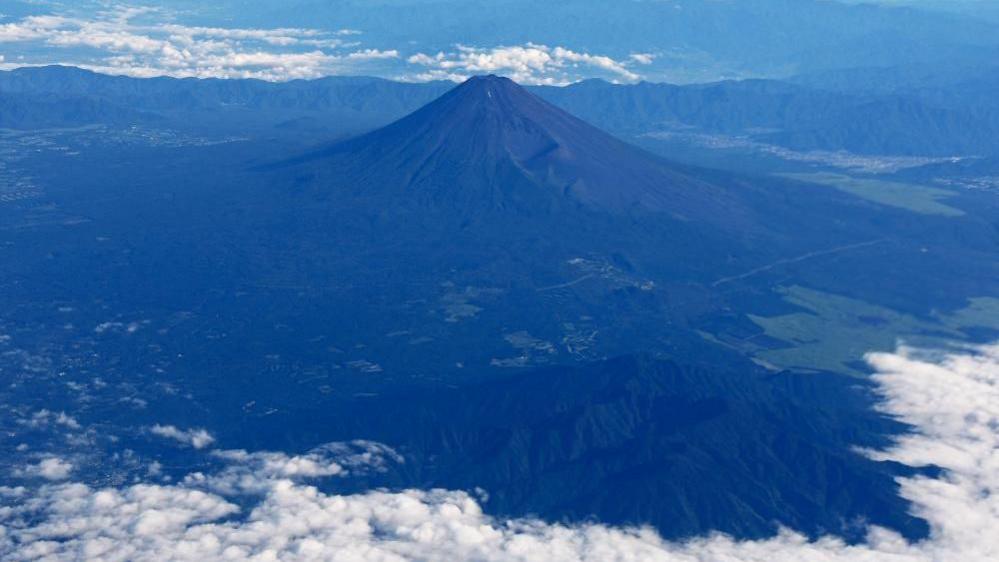 Father Leaves 7-Year-Old on Mount Fuji for Hours, Sparks Police Scrutiny