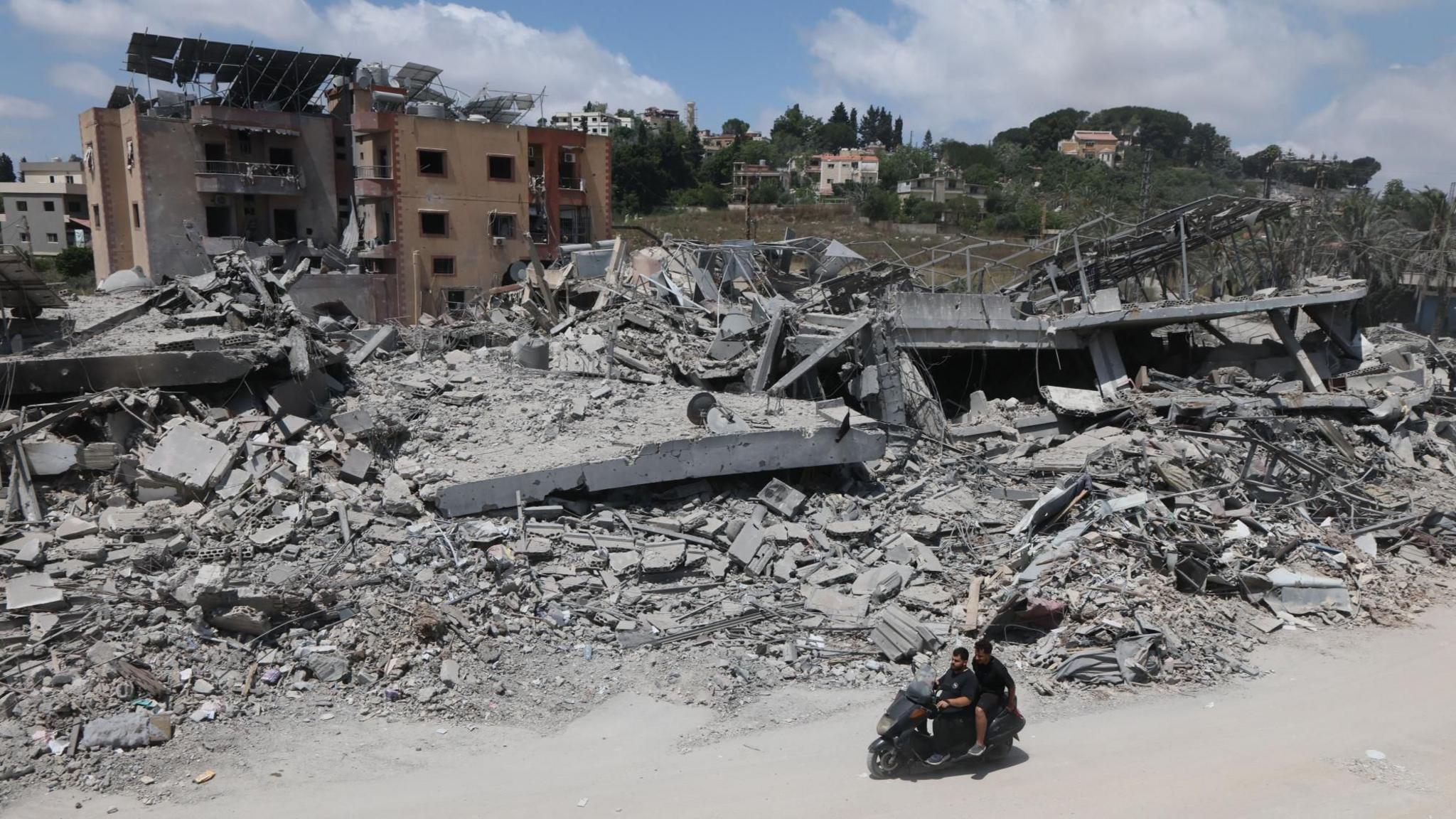 Israeli Soldiers Kill Two in Southern Lebanon Amid Fresh Ceasefire Lull